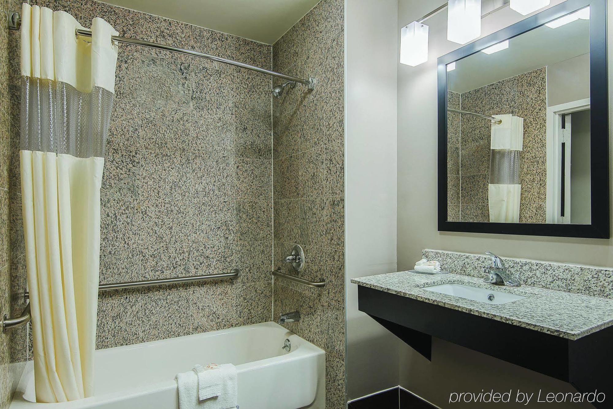 La Quinta By Wyndham Brooklyn East Hotel New York Bagian luar foto